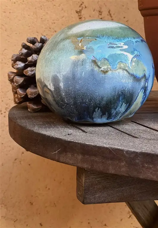 Boule décorative, céramique d'art par Hirunda Ceramic à Cabris Côte d'azur