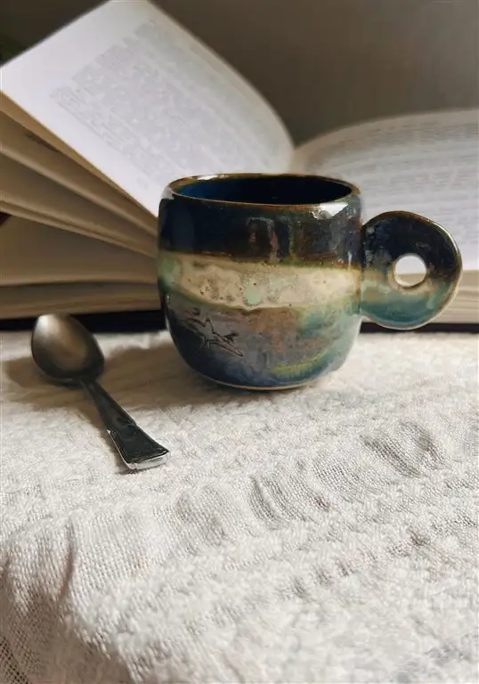 le moment café, lecture, détente par Hirunda Ceramic à Cabris