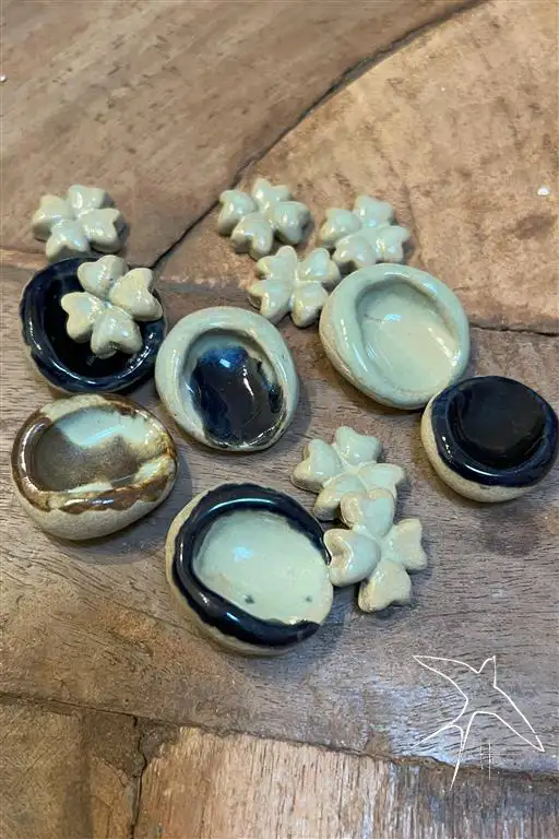 de hirunda céramique. Fèves pour galettes ou worry stones. vous avez le choix .céramique d'art de la côte d'azur Cabris Nice Cannes Grasse Vallauris