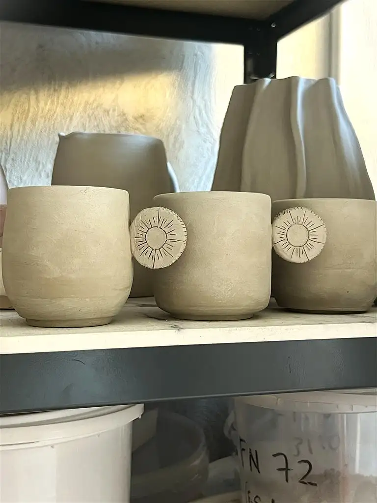 Matière brute au séchage, prête à la première cuisson nommée le dégourdi ou biscuit par hirunda ceramic  à Cabris