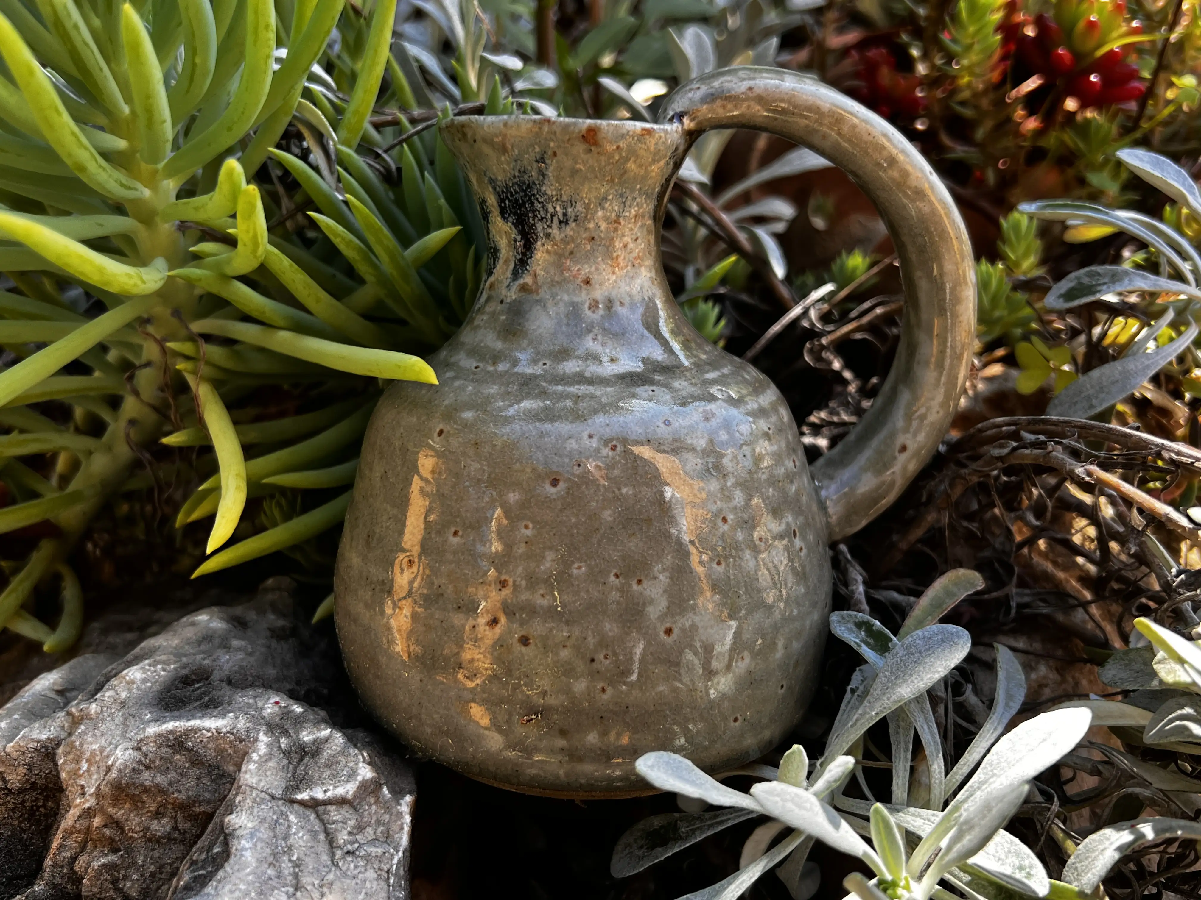 fait pour l'huile ou le vinaigre, petite cruche en grès fait main par hirunda céramic. céramique d'art de la côte d'azur Cabris Nice Cannes Grasse Vallauris